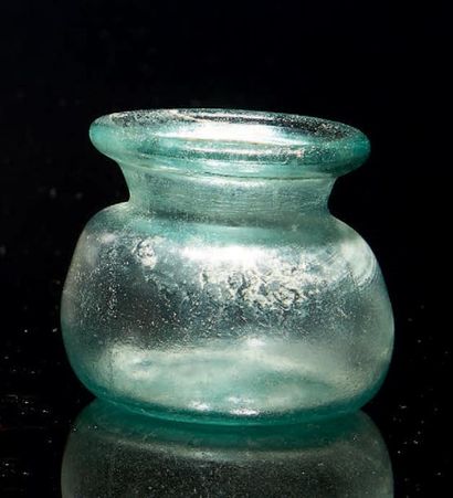 null FLACON MINIATURE.
Époque Gallo-romaine, Ier-IIIe siècles.
Vase à panse tronconique...