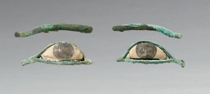 null PAIRE D'YEUX ET DE SOURCILS D'UN SARCOPHAGE.
Égypte, Basse Époque - Époque Ptolémaïque.
Bronze...