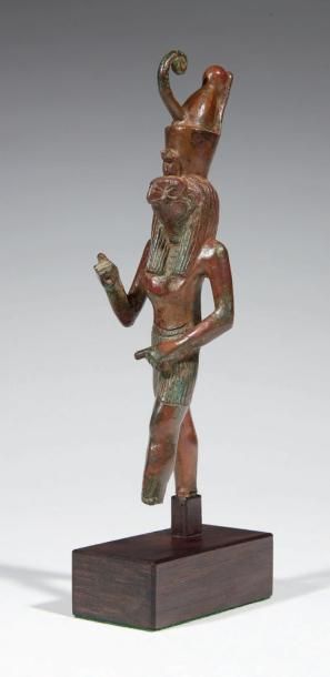 null STATUETTE D'HORUS.
Égypte, Basse Époque.
Statuette votive représentant le dieu...
