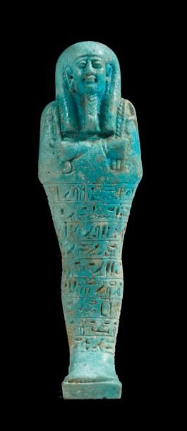 null OUSHEBTI AU NOM DE HATHOR-EM-AKHET.
Égypte, IVe siècle av. J.-C.
Il est momiforme,...