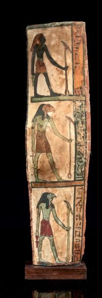 null PANNEAU DE SARCOPHAGE.
Égypte, Époque Ptolémaïque.
Fragment de sarcophage peint...