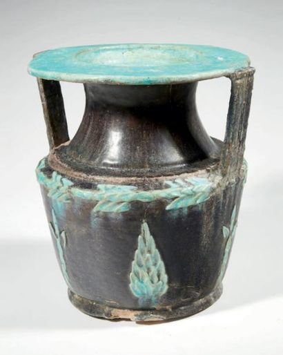 null VASE-CRATÈRE À DÉCOR DE FEUILLAGES.
Égypte, Ier siècle.
Grand vase à deux anses...