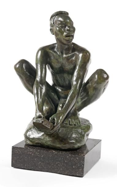 ARTHUR DUPAGNE (1895-1961) Le joueur de tshisandjy Bronze à patine verte. Signé sur...