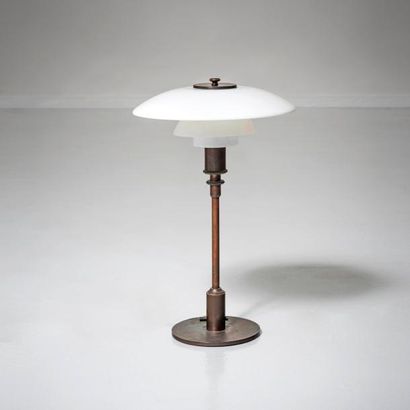 POUL HENNINGSEN | 1894-1967 | Danemark 
Lampe de table modèle «PH 3/2»
Laiton à patine...