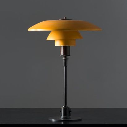 POUL HENNINGSEN | 1894-1967 | Danemark 
Lampe de table modèle «PH 4/3»
Laiton à patine...