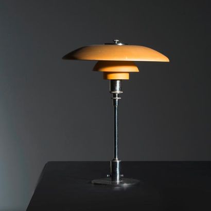 POUL HENNINGSEN 1894-1967 Danemark 
Lampe de table modèle «PH 3,5/2»
Métal chromé...
