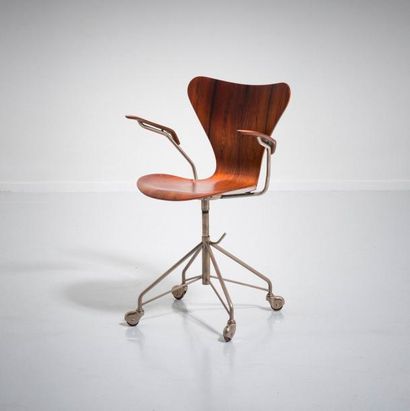 ARNE JACOBSEN | 1902-1971 | Danemark 
Chaise de bureau pivotante modèle «3217»
Métal...