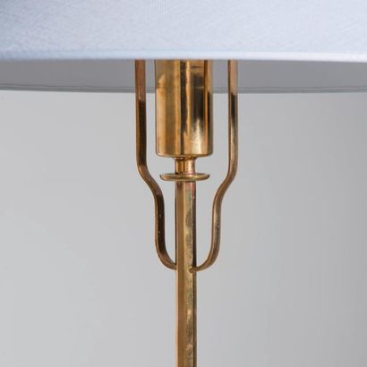 PAAVO TYNELL | 1890-1973 | Finlande 
Rare lampadaire à fût octogonal modèle «5762»
Métal...