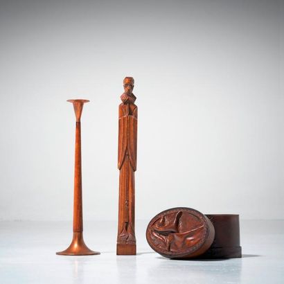 Travail finlandais 
Ensemble d'objets finlandais comprenant un bougeoir, une sculpture...