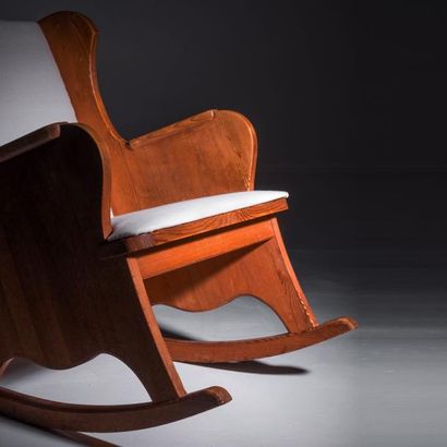AXEL EINAR HJORTH | 1888-1959 | Suède 
Paire de fauteuils à bascule issus de la série...