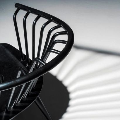 ILMARI TAPIOVAARA | 1914-1999 | Finlande 
Paire de fauteuils modèle «Crinolette»
Bois...