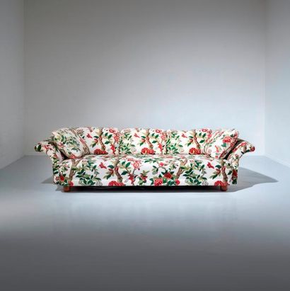 JOSEF FRANK | 1885-1967 | Suède 
Grand sofa modèle «Liljevalchs»
Acajou et tissu...