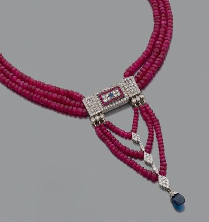 null Collier de 3 rangs de perles de rubis facettées, centré d'un motif rectangulaire...