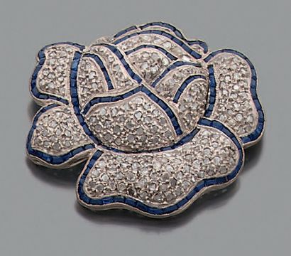 null Broche en or gris 18K (750), dessinant une rose, pavée de diamants ronds taillés...