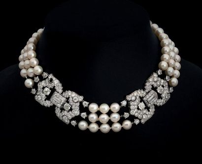 CARTIER 
Collier de trois rangs de perles de culture blanches ponctué de deux motifs...