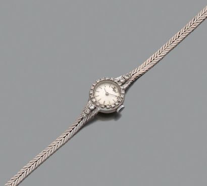 JAEGER LECOULTRE 
Vers 1950.
Montre bracelet de femme en or gris 18k (750), lunette...