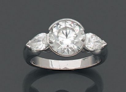 null Bague en or gris 18K (750), ornée d'un diamant de taille brillant pesant 3,19...