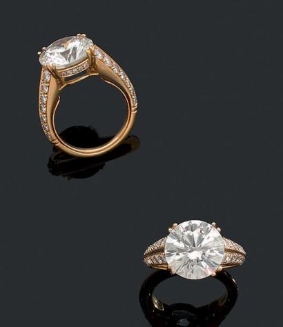 REPOSSI 
Bague en or 18K (750), ornée d'un diamant rond de taille brillant pesant...