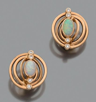 JEAN VENDOME 
Paire de Boucles d'oreilles «ARMILLAIRES» en or 18K (750), centrées...