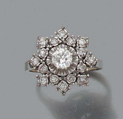 null Bague pompon en or gris 18K (750), ornée d'un diamant rond de taille ancienne...