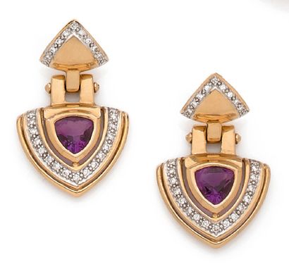 null Paire de boucles d'oreilles en or 18K (750), formant chacune deux triangles,...