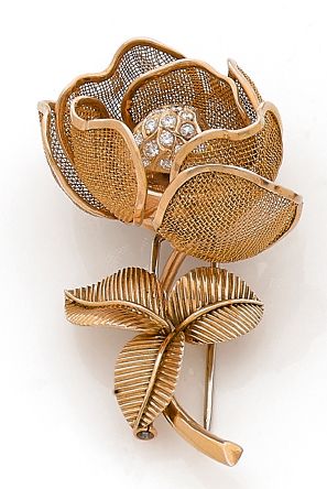 J. PARMENTIER 
Broche-clip en or 18K (750) dessinant une rose, les pétales en résille...