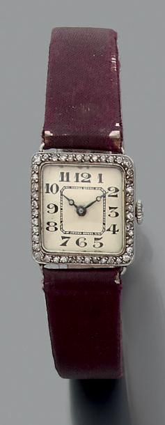 Anonyme vers 1930 
Montre bracelet pour femme en platine (950) de forme carrée, lunette...