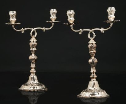 null PAIRE DE CANDÉLABRES EN ARGENT à deux bras de lumière, modèle polylobé à côtes...