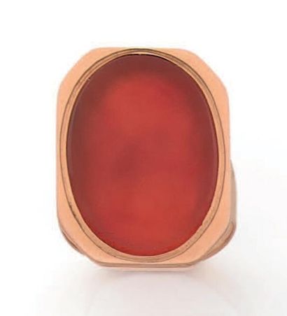 null Bague de gant en or rose 18K (750), ornée d'une cornaline.
Travail suédois de...