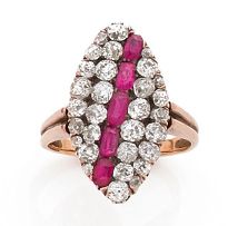 null Bague marquise en or 18K (750), ornée d'une ligne de 5 rubis calibrés, pavée...