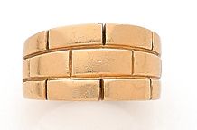 CARTIER 
Bague en or 18K (750) élargie, ciselée de segments.
Signée et numérotée.
Tour...