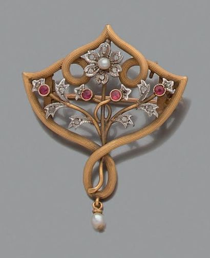 null Une broche fleuron en or jaune 18K (750), ajourée et ciselée de feuillages,...