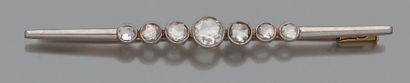 null Broche-barrette en or 18K (750), ornée de 7 diamants ronds taillés en roses,...