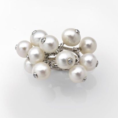 Christine ESCHER. Années 1990 ORIGINALE BAGUE articulée portant des perles de culture...