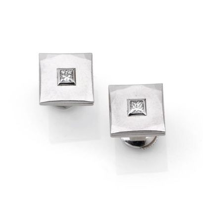 BOUCHERON Série contemporaine. PAIRE de MOTIFS d'oreilles de forme carrée, un diamant...