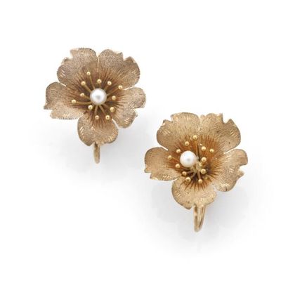  PAIRE de PENDANTS d'oreilles en or granité représentant une fleur, une perle de...