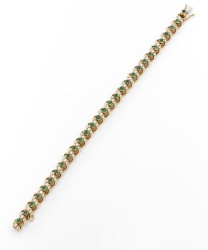 null BRACELET en forme de torsade rehaussé d'émeraudes et de lignes de diamants brillantés....