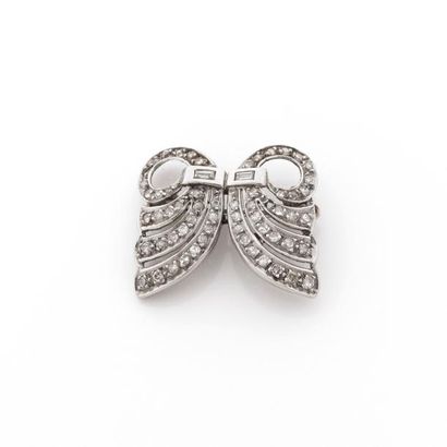 null Petite BROCHE papillon ornée de diamants ronds et baguette. Monture en platine...