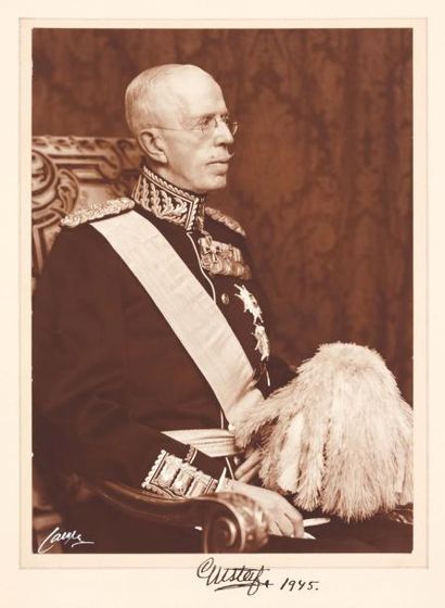 GUSTAVE V de Suède (1858-1950) Roi dès 1907. Belle photo in-4 signée et datée « Gustaf...