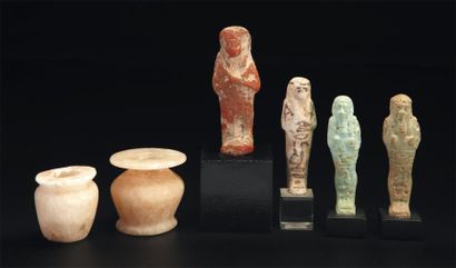 ÉGYPTE Lot composé de deux flacons à khôl et de quatre oushebti inscrits. (6 objets)....