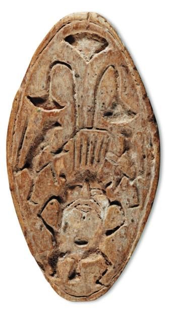 ÉGYPTE Scarabéoïde gravé sur le plat du dieu Bès surmonté de deux cercopithèques...
