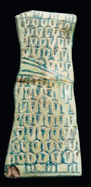 ÉGYPTE Élément d'ornementation représentant la tunique d'un personnage à motifs incrustés...