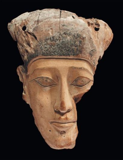 ÉGYPTE Masque de sarcophage représentant le visage d'un personnage, les yeux finement...