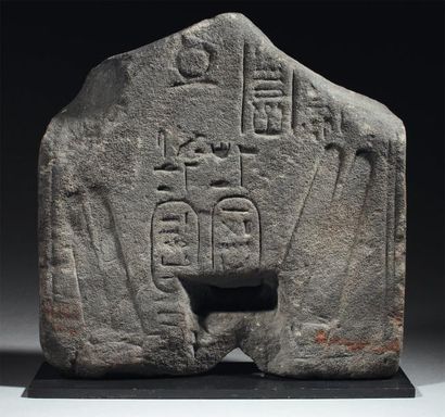 ÉGYPTE Montant de porte fragmentaire gravé des couronnes de la divine adoratrice...