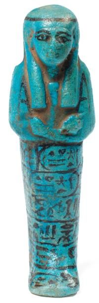 ÉGYPTE Shaouabti au nom de la Divine Adoratrice Henouttaoui. Il est momiforme, coiffé...