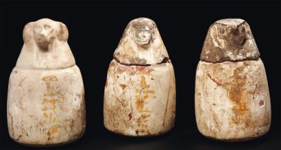 ÉGYPTE Rare ensemble formé de trois vases canopes au nom de Tjes-Iset-peret. Ils...