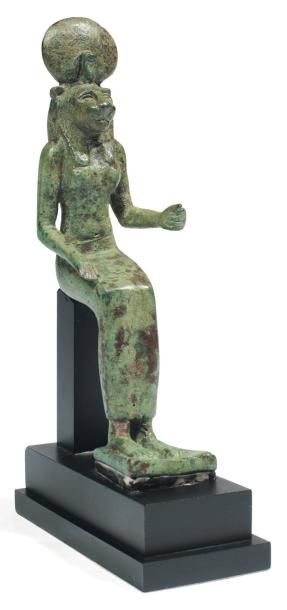ÉGYPTE Statuette votive représentant la déesse Sekhmet. Elle est assise, vêtue d'une...