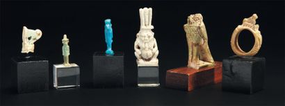 ÉGYPTE Lot composé d'une bague ornée d'une chatte Bastet et de six amulettes représentant...
