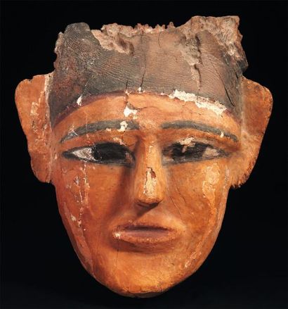ÉGYPTE Masque de sarcophage représentant le visage d'un personnage à la carnation...