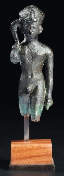 ÉGYPTE Statuette votive représentant le dieu Harpocrate. Il est nu, dans l'attitude...